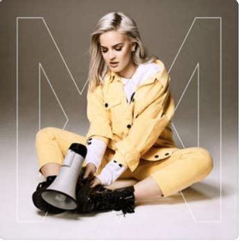 She has attained several charting singles on the uk singles chart, including clean bandit's rockabye, featuring sean paul, which peaked at number one, as well as alarm. Paroles et traduction Anne-Marie : 2002 - paroles de chanson