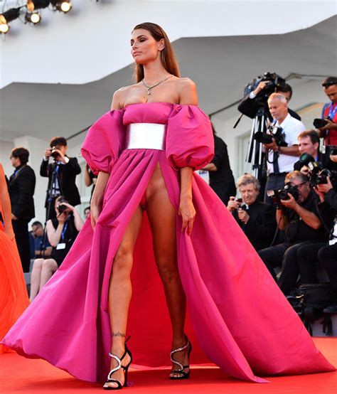 La ragazza ha portato spacco inguinale sul red carpet della mostra del cinema di venezia nel 2016. Giulia Salemi, dopo Venezia avvistata a comprare mutandine...