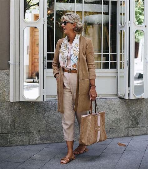 Une femme de 50 ans et plus devrait adopter un look dynamique et élégant qui met en valeur sa morphologie. Gallérie Tendances: 17+ Idées look femme 50 ans hiver 2020 ...