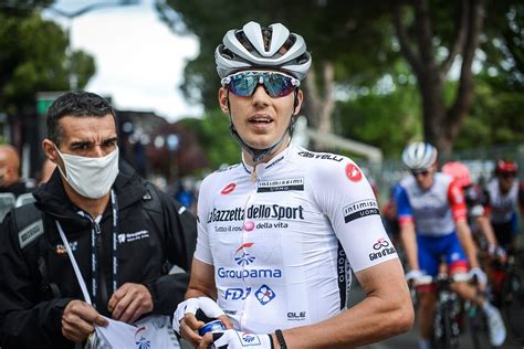 Valter attila mellett a svájci matteo badilatti is két évre írt alá. Giro d'Italia hírek: Valter Attila továbbra is fehér ...