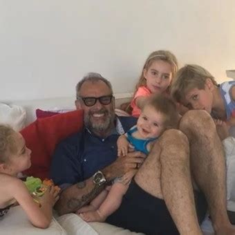 Жанама әсердің пайда болу жиілігі қандай? Jorge Rial: vacaciones en familia y nuevo tatuaje