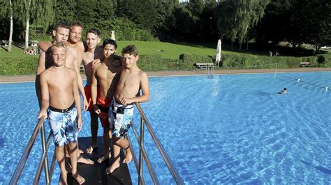 Video: Zwölf Jungs wollen Weltrekord im Freibad ...