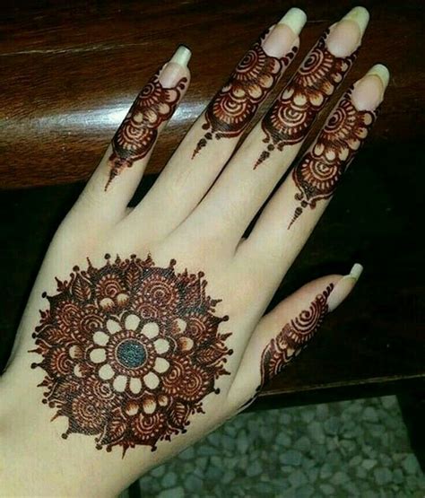 Simple pakistani henna design pattern a simple round mehndi design with accents of beaded string motifs looks truly stunning on this bride's feet. Extremely beautiful | Mehndi designs for hands, New mehndi ...