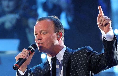 Il noto cantante napoletano gigi d'alessio ha avuto una lunga relazione d'amore con la collega anna tatangelo, iniziata nel 2006 e finita nel 2018, da cui è nato nel 2010 il loro figlio andrea. Gigi D'Alessio e la nuova fidanzata. Ed Anna? La risposta ...