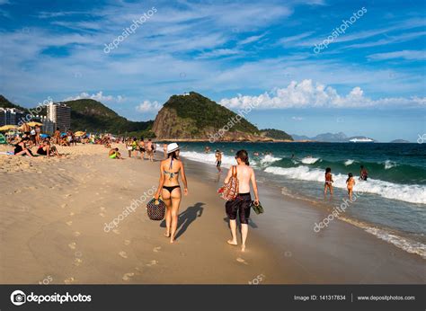 Hvis du leter etter ting å finne på i området, bør du i alle fall besøke. Mensen lopen in Copacabana beach - Redactionele stockfoto ...