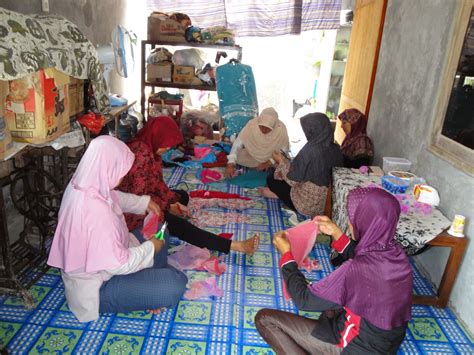 Atau kamu juga bisa ikut berdonasi. SEKIP KAMPUNG GREENLIFE: Ibu-Ibu PKK Mengolah Sampah Non ...