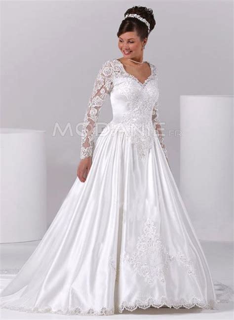 Agréable à porter, elle vous garantit une liberté de mouvement optimale et convient à toutes les saisons. Robe de mariée grande taille sur mesure col V glamour ...