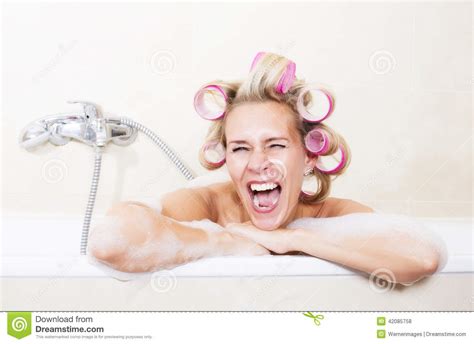 Frau Mit Lockenwicklern In Der Badewanne Stockfoto - Bild ...