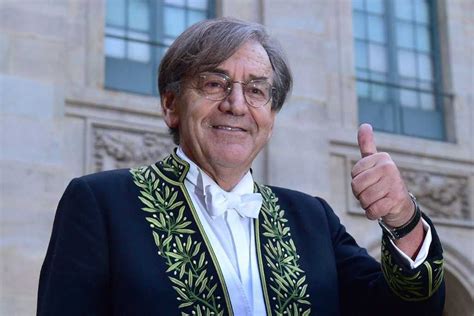 He has written books and essays on a wide range of topics, many on the ideas of tradition and identitary nonviolence. Alain Finkielkraut parle le rap couramment. Vidéo - JForum