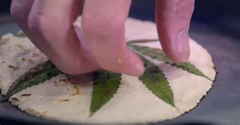 Los riesgos asociados a cocinar con marihuana son, básicamente, los mismos de siempre. Del porro al plato: Netflix cocina con marihuana