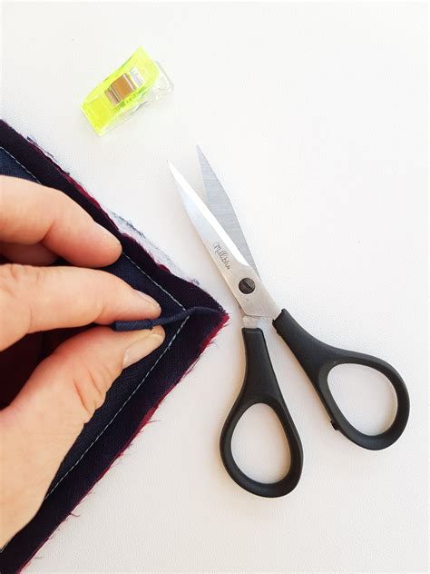 Es gibt einen speziellen stich für dieses einfassen (ich weiß es. Ecken mit Schrägband einfassen - Nähen lernen mit Milliblu's