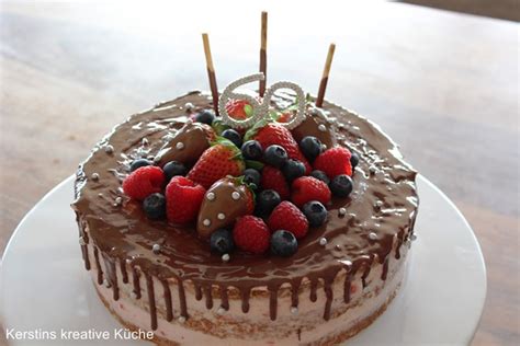 Der kuchen bleibt saftig und lässt sich am nächsten tag auch viel besser mit der kuchensäge teilen. Kerstins kreative Küche: Erdbeer Naked Cake in Drip-Optik