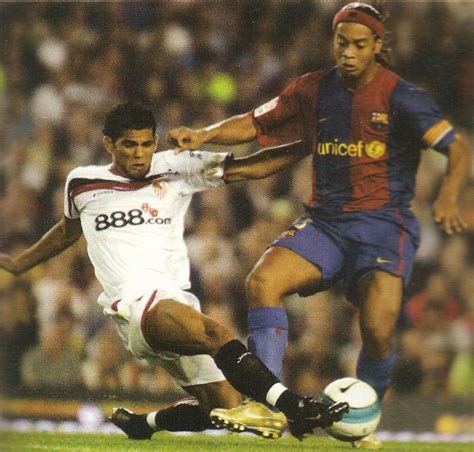 In this fromthehip flashback, we are showcasing a great match with a lot of talent on display. Ronaldinho i Dani Alves quan jugava al Sevilla | Soccer fans