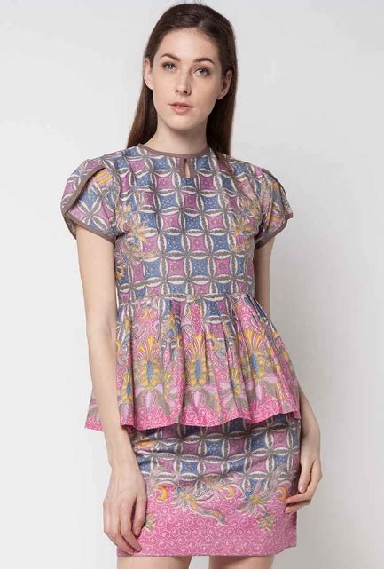 Kain batik menjadi kain paling populer, dibuat khusus oleh goresan tangan dengan motif khas dan warna kontras yang cantik. Baju Batik Kantoran Wanita dengan Tampilan Modern