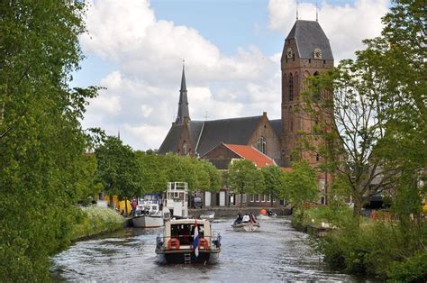 Viaje sozinho com segurança na europa. Rio IJssel em Oudewater, na província de Utrecht, Países ...