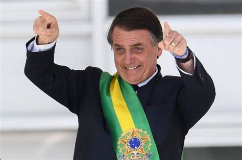 Kendalanya sering kali background pas foto tidak berwarna merah atau biru. Jair Bolsonaro è il nuovo Presidente del Brasile | l'Eco ...