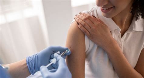 Idosos vão receber a dose em casa — foto: Covid-19: Blumenau reabre agendamento de vacina para 52 ...