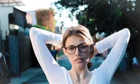 Ariana guerra, brett austin johnson, cecilia leal and others. Claire Wineland, la storia della youtuber che ha ispirato ...