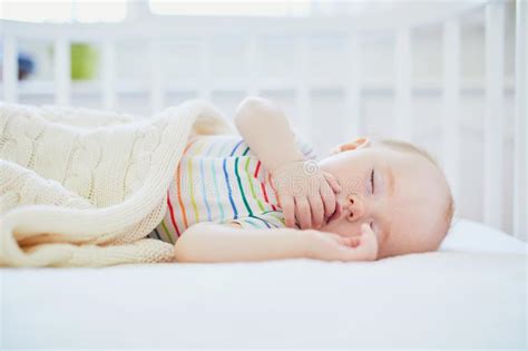 Get pregnancy & parenting tips in your inbox. Baby Sleeping In Co-sleeper Crib Attached To Parents ` Bed ...