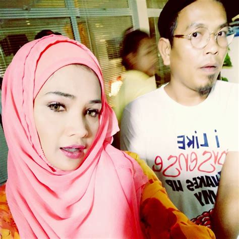 Tak lupa ada gambar artis malaysia yang panas, sosial dan terkini untuk semua. Zarina Zainuddin Muat Naik Gambar Berhijab Penuh ~ Blog ...
