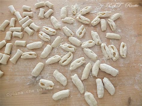 Una ricetta facile e adatta ai vegetariani che… acqua e farina, pasta trafilata. Gnocchi acqua e farina | Ricetta gnocchi fatti in casa ...
