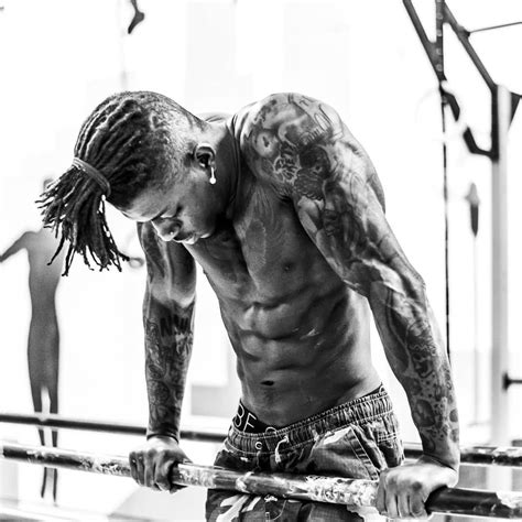 Giampaolo calvaresi, esperto di freestyle calisthenics ci racconterà come mai ha iniziato a praticare calisthenics e come organizza i suoi allenamenti. Giampaolo Calvaresi 10 | Popglitz