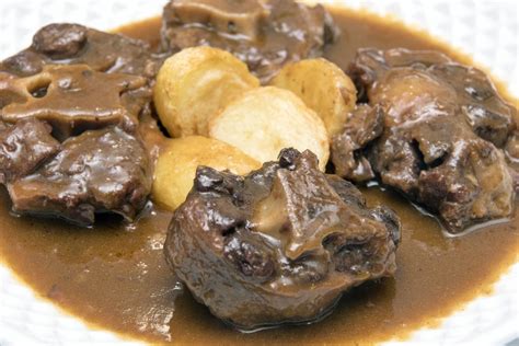 Debe ser carne roja, aprox. Rabo de toro estofado a la cordobesa, protagonista de San ...