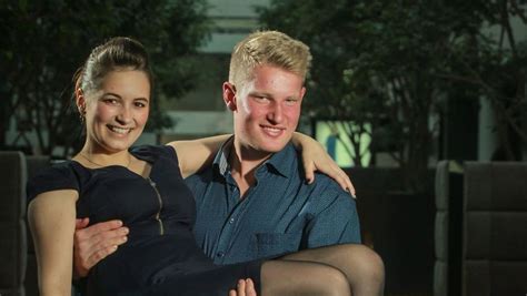 Waar boer zoekt vrouw vorige week nog 2,4 miljoen kijkers scoorde, komt nu geen enkele zender meer boven de miljoen uit op prime time. Nathalie en Geoffrey uit 'Boer zkt Vrouw' verwelkomen ...