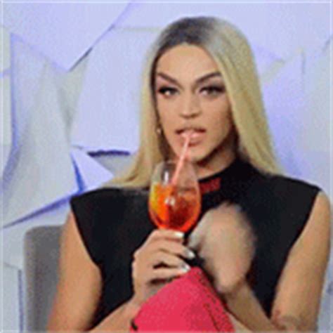 From maranhão to the world, the drag queen and singer who conquered millions pabllo vittar has collected awards and starred in several brand campaigns and magazine covers. Pabllo Vittar, a Brazillian drag queen, has currently 3 ...