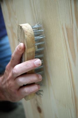 Si le placage d'un meuble est abîmé, il est possible de le remplacer sans avoir à tout racheter. Céruser un meuble en bois | Pratique.fr