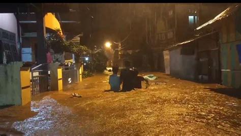Rumah minimalis tampak depan batu alam banyak digunakan di rumah dengan lahan tipe besar maupun kecil karena gaya ini dinamis dan sesuai dengan luas tanah yang makin hari makin berkurang. Hujan Deras, Ratusan Rumah di Ambon Terendam Banjir ...