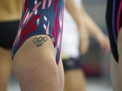 Desenho de vôlei vôlei masculino jogadores de vôlei bancos de imagens esportes alisson ideias habilidades de voleibol camisas de time de voleibol. HYPE - Tattoo Brazil: Atletas e suas tatuagens nos Jogos ...