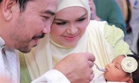 Seperti yang dijanjikan, datuk seri siti nurhaliza dan suami akhirnya berkongsi wajah anak pertamanya selepas genap 7 hari dilahirkan melalui perkongsian klip video di instagramnya. Gambar Sekitar Majlis Aqiqah Siti Aafiyah