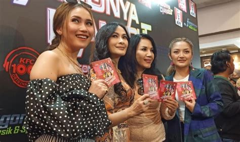 A special television program at an indonesian television rcti, where she shared the stage with indonesian singers ayu ting ting and. Ini Dia Album Kompilasi 5 Penyanyi Dangdut Ternama, Ada ...
