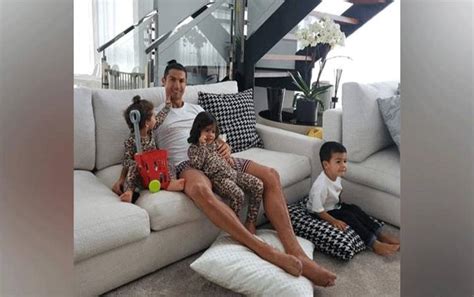 Santai anak utara pantai merdeka. Cristiano Ronaldo Pamer Foto Santai Bareng Anak-anak di Rumah