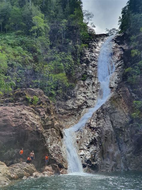 Air terjun ini merupakan gabungan dari dua air terjun yang meluncur di sisi kanan dan kiri. Hebat Bumi Tok Gajah. Ini 5 Lokasi Air Terjun Cantik ...