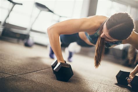 Geh in die richtige startposition und akkumuliere in fünf minuten so viele wiederholungen in die beine wie möglich. CrossFit WOD für Zuhause- 18 Crossfit Übungen ohne Geräte