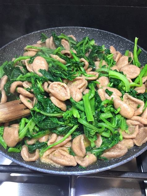 Disponete le orecchiette su un piano infarinato o su un canovaccio e fate asciugare per alcune ore.cuocetele come gli gnocchi, ovvero, saranno pronte. Orecchiette integrali fatte a mano con cime di rapa nel ...