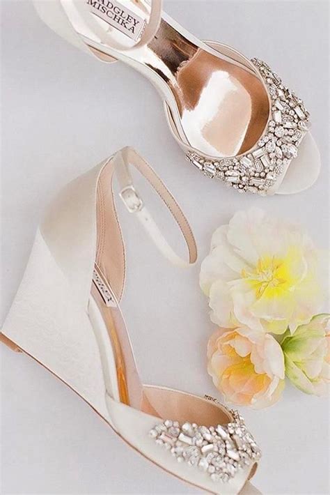 Emblema di eleganza e bon ton, le scarpe slingback conosciute anche come. Pin di Monica Mantovan su SCARPE DA SPOSA nel 2020 ...