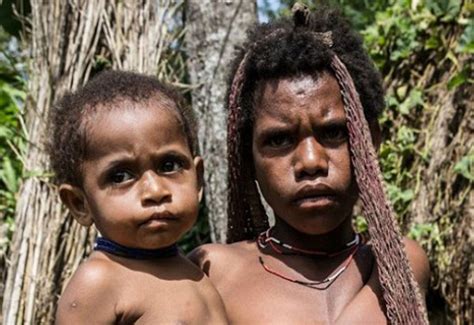 Nah, rumah bujang dalam suku asmat diberi nama sesuai dengan marga pemiliknya. Rumah Bujangan Tahan Gempa Ala Suku Asmat