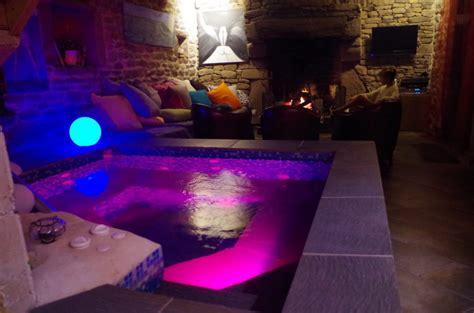 Les chambres d'hôtes (en anglais, bed & breakfast ou b&b) sont des chambres meublées situées chez l'habitant, prévues pour accueillir des touristes à titre onéreux, pour une ou plusieurs nuitées avec le petit déjeuner et pouvant être assorties de prestations. Chambre d'hôte libertine : La longère de Mané Tanguy ...