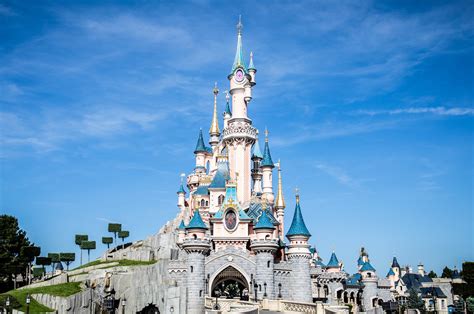 Disneyland park, originally and colloquially known as disneyland, is the first and original disney theme park at the disneyland resort in anaheim, california and is owned and operated by the walt disney company. Disneyland Paris empfängt im Juli wieder Besucher