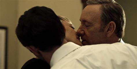 Angelica, the red fox threesome. House of Cards: El enfermizo secreto que esconde la escena ...