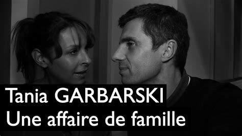 Une affaire de famille est un film touchant, dont la structure scénaristique inutilement directive pour démontrer que le concept de la famille n'est en fait qu'un leurre compte parmi les seuls points faibles. Tania Garbarski : Une affaire de famille - YouTube