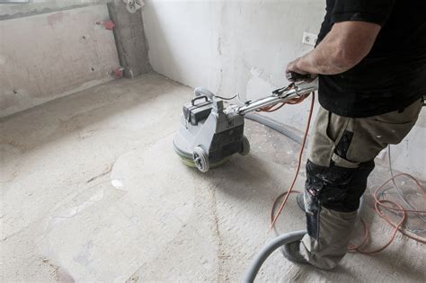 Verlegen sie den boden von links nach rechts und halten sie am besten mit abstandsmesser mindestens 3 mm abstand zur wand. EINE SCHEIBE DRAUFLEGEN: Parkett auf alten Fliesen ...