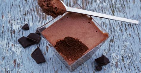 No es una auténtica mousse, se podría denominar también ganache montada de chocolate blanco, en cualquier caso, es ideal para una ocasión especial, puedes servirla con un coulis un postre fresco y digno de los paladares más golosos es esta mousse de chocolate blanco y vainilla (sin huevo). No te quedes con el antojo y aprende a preparar un mousse ...