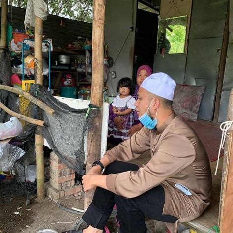 Akaun ini berkongsi aktiviti harian dan mutiara kata dari ustaz. "Sebelum Ini Tengok Di Kaca Televisyen Sahaja." Ebit Lew ...