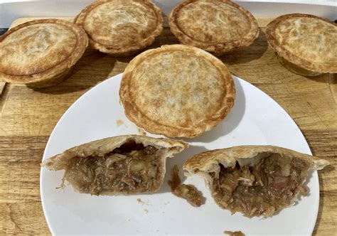 Making use of leftover pulled pork, this recipe combines it with one of my other favorite comfort foods: Left over Roast Pork, Gravy and Apple Sauce Pies | bunch
