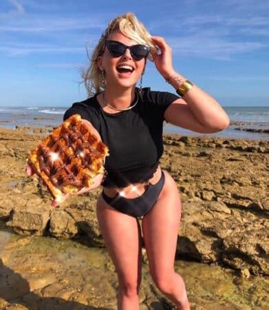 Kelly vedovelli a posté une photo d'elle en maillot de bain sur instagram. Kelly Vedovelli s'affiche torride en maillot de bain jaune ...