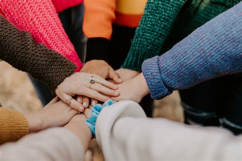 Mereka (solovey dan mayer) mendefinisikan eq (emotional quotient) sebagai kemampuan untuk memahami perasaan diri sendiri, untuk berempati terhadap perasaan orang lain dan untuk mengatur emosi, yang secara bersama berperan dalam peningkatan taraf hidup seseorang. Materi Pengertian Kedekatan Emosional - Materi Pengertian ...